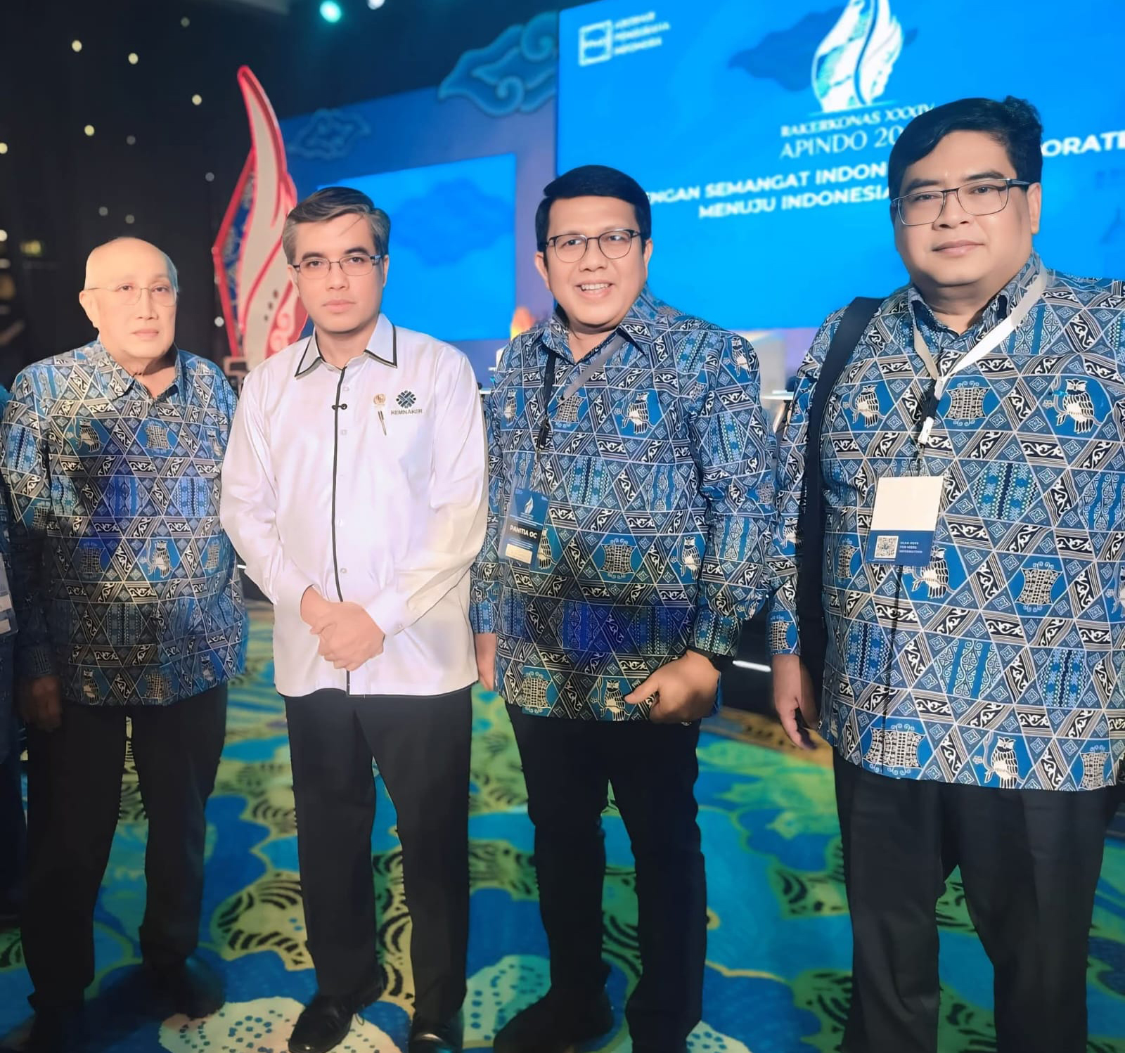 Foto bersama dengan Menteri Ketenagakerjaan, Menteri Koordinator Bidang Infrastruktur, Menteri UMKM, Menteri Ekraf, Bapak Sofyan Wanandi dan Para Ketua DPK/DPKO APINDO. [ Hari ke-2 Rakerkonas XXXIV DPN APINDO 2025 ]